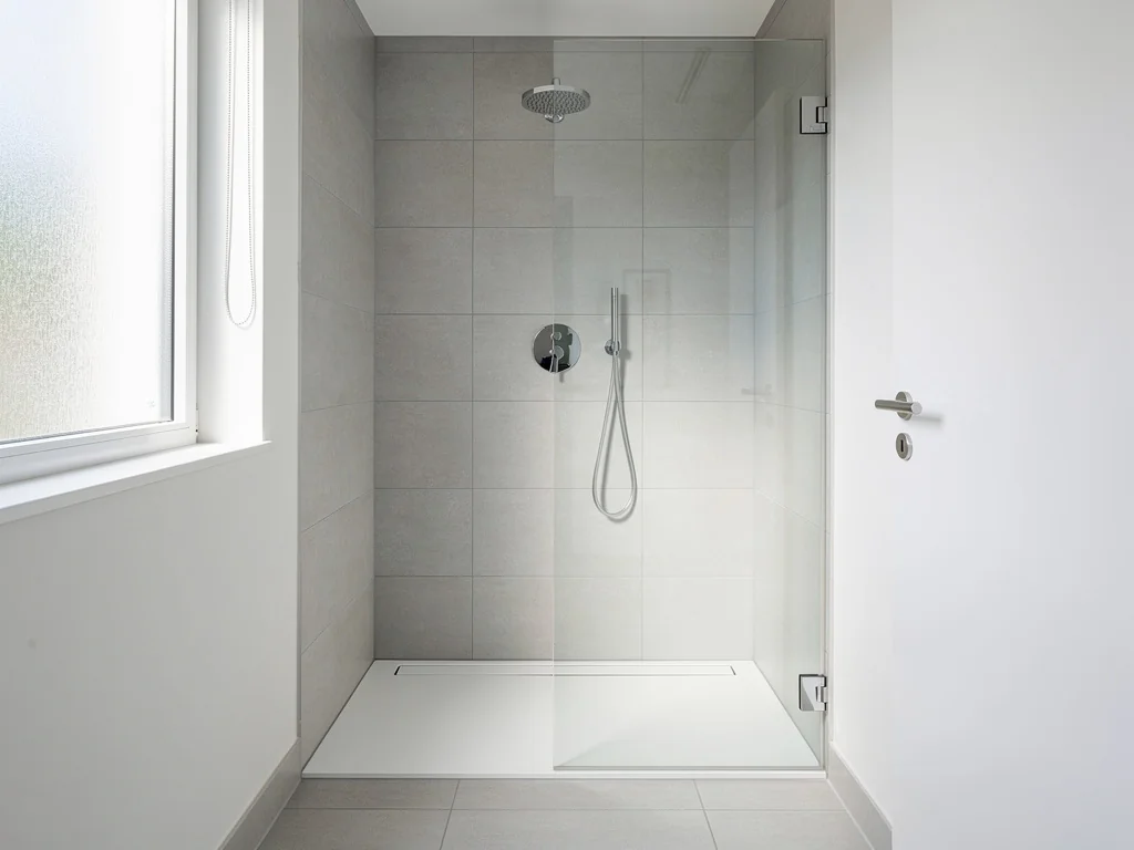 Douche italienne de plain-pied installée à la place d'une ancienne baignoire
